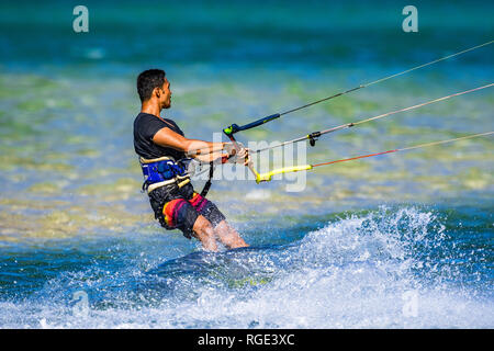 Kitesurfer sur la Sunshine Coast tire de certains mouvements acrobatiques sur le bleu turquoise de l'eau dans le Queensland, Australie Banque D'Images