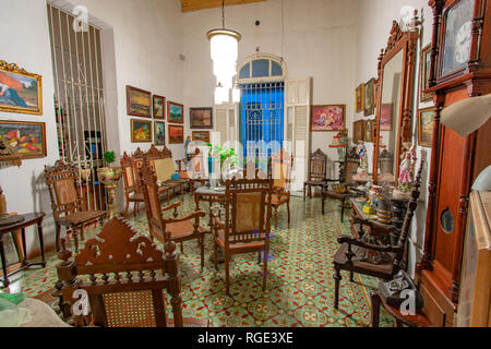 Prix d'une maison coloniale avec des meubles anciens en bois et décoré d'antiquités Banque D'Images