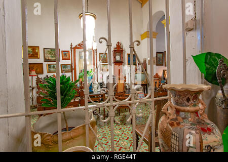 Prix d'une maison coloniale avec des meubles anciens en bois et décoré d'antiquités Banque D'Images