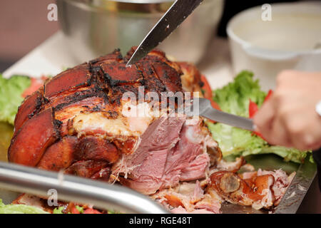 Serveur sert de viande rôtie et pommes de terre au four à la fête ou réception de mariage Banque D'Images