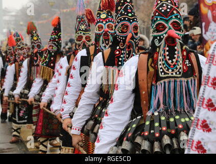 Pernik, Bulgarie - 27 janvier 2019 - festival Surva mascarade dans Pernik, Bulgarie. Les personnes ayant appelé masque de danse Kukeri et effectuer d'effrayer le evi Banque D'Images