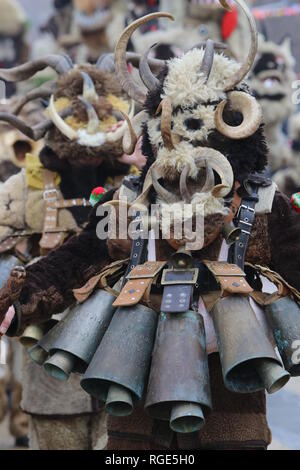 Pernik, Bulgarie - 27 janvier 2019 - festival Surva mascarade dans Pernik, Bulgarie. Les personnes ayant appelé masque de danse Kukeri et effectuer d'effrayer le evi Banque D'Images