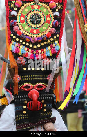 Pernik, Bulgarie - 27 janvier 2019 - festival Surva mascarade dans Pernik, Bulgarie. Les personnes ayant appelé masque de danse Kukeri et effectuer d'effrayer le evi Banque D'Images