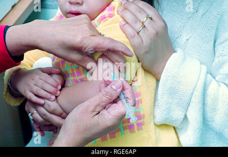 Petit enfant à propos d'avoir une vaccination dans son bras Banque D'Images