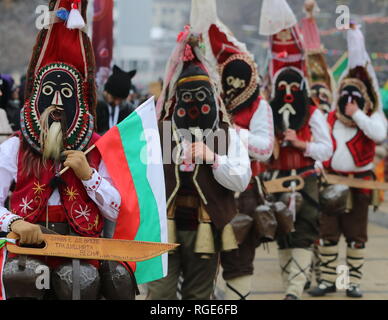 Pernik, Bulgarie - 27 janvier 2019 - festival Surva mascarade dans Pernik, Bulgarie. Les personnes ayant appelé masque de danse Kukeri et effectuer d'effrayer le evi Banque D'Images