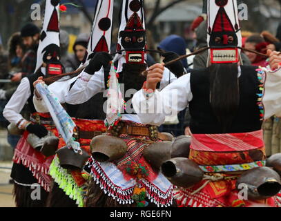 Pernik, Bulgarie - 27 janvier 2019 - festival Surva mascarade dans Pernik, Bulgarie. Les personnes ayant appelé masque de danse Kukeri et effectuer d'effrayer le evi Banque D'Images