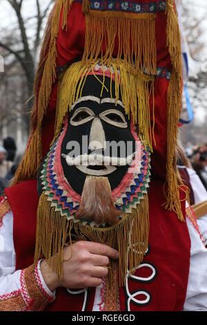 Pernik, Bulgarie - 27 janvier 2019 - festival Surva mascarade dans Pernik, Bulgarie. Les personnes ayant appelé masque de danse Kukeri et effectuer d'effrayer le evi Banque D'Images