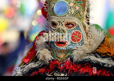 Pernik, Bulgarie - 27 janvier 2019 - festival Surva mascarade dans Pernik, Bulgarie. Les personnes ayant appelé masque de danse Kukeri et effectuer d'effrayer le evi Banque D'Images