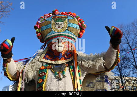 Pernik, Bulgarie - 27 janvier 2019 - festival Surva mascarade dans Pernik, Bulgarie. Les personnes ayant appelé masque de danse Kukeri et effectuer d'effrayer le evi Banque D'Images