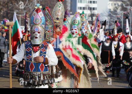 Pernik, Bulgarie - 27 janvier 2019 - festival Surva mascarade dans Pernik, Bulgarie. Les personnes ayant appelé masque de danse Kukeri et effectuer d'effrayer le evi Banque D'Images