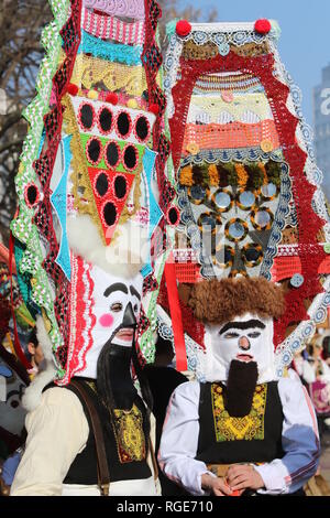 Pernik, Bulgarie - 27 janvier 2019 - festival Surva mascarade dans Pernik, Bulgarie. Les personnes ayant appelé masque de danse Kukeri et effectuer d'effrayer le evi Banque D'Images