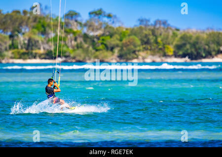 Le kitesurf sur la Sunshine Coast, Queensland, Australie Banque D'Images