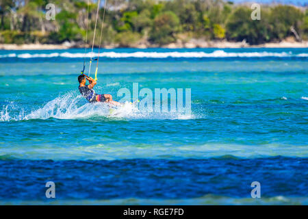 Le kitesurf sur la Sunshine Coast, Queensland, Australie Banque D'Images