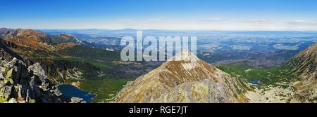 Panorama de l'étang noir Gasienicowy, Zolta Turnia et pic de l'étang rouge Granat, Skrajny Pic Hautes Tatras, Pologne Banque D'Images