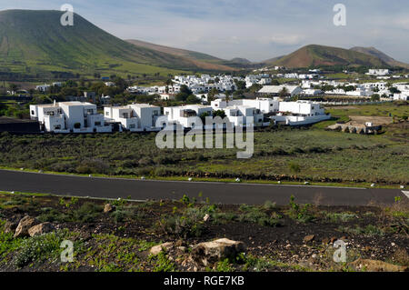 Le village de Uga près de Yaiza sur le bord du champs de lave, Lanzarote, îles Canaries, Espagne. Banque D'Images