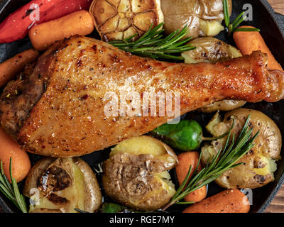 Cuisse de dinde au four avec des légumes, carottes, poivrons, pommes de terre Légumes. close-up Banque D'Images