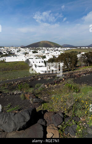 Le village de Uga près de Yaiza sur le bord du champs de lave, Lanzarote, îles Canaries, Espagne. Banque D'Images