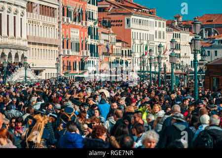 Des foules de touristes à pied par les bâtiments typiques de Venise près de Place San Marco au cours traditionnel célèbre carnaval de Venise. Banque D'Images