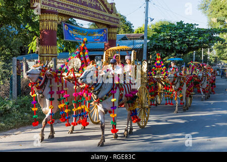 Rhône-Alpes, LE MYANMAR - Novembre 27, 2016:les gens dans costtumes rassemblement traditionnel pour un don festival en Rhône-Alpes le Myanmar (Birmanie) Banque D'Images