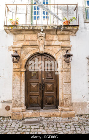 Vieille tradition portugues porte de la maison avec mur coloré Banque D'Images