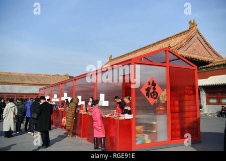 (190129) -- BEIJING, le 29 janvier 2019 (Xinhua) -- une visite de touristes chinois juste présentant des marques au Palace Museum à Pékin, capitale de la Chine, le 28 janvier 2019. Environ 150 chinois des marques, sélectionnés à partir de certaines provinces chinoises et les municipalités, sont exposées à une foire dans le musée du palais pendant le Festival du printemps. L'histoire de bien des chinois des marques, allant des spécialités locales, liqueurs, produits de santé à la soie et de l'artisanat, remonte à la Dynastie des Qing (1644-1911) lorsque leurs produits étaient exclusifs des hommages à la famille impériale. Banque D'Images