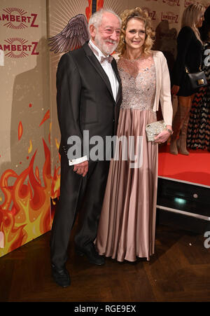 28 janvier 2019, en Rhénanie du Nord-Westphalie, Köln : l'Acteur Dieter Hallervorden (l) vient avec son amie Christiane Zander à la 'Lambertz Monday Night 2019' de la fabricant de confiseries Lambertz dans l'ancienne salle d'attente à la gare centrale de Cologne. Le parti prend place dans le cadre de l'Agence internationale de l'ISM de confiserie). Photo : afp/Henning Kaiser Banque D'Images