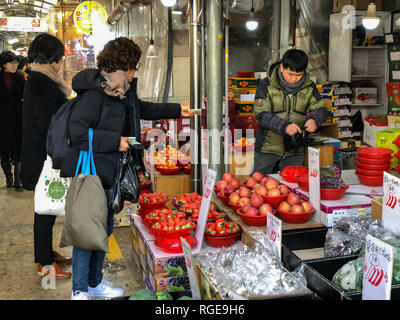 Séoul, Corée du Sud. 29 janvier, 2019. Les résidents de certains fruits pour le prochain Nouvel An lunaire à Yeongcheon marché traditionnel à Séoul, Corée du Sud, le 29 janvier 2019. Connu sous le nom de Seollal, le Nouvel An lunaire est le premier jour du calendrier lunaire coréen. Cette année, le Seollal falls le 5 février. Les Coréens du Sud auront trois jours de vacances du 4 février, le Nouvel An. Credit : Wang Jingqiang/Xinhua/Alamy Live News Banque D'Images