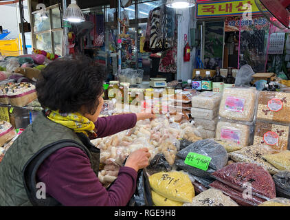 Séoul, Corée du Sud. 29 janvier, 2019. Une femme coréenne traditionnelle sélectionne des collations pour la nouvelle année lunaire à venir à Yeongcheon marché traditionnel à Séoul, Corée du Sud, le 29 janvier 2019. Connu sous le nom de Seollal, le Nouvel An lunaire est le premier jour du calendrier lunaire coréen. Cette année, le Seollal falls le 5 février. Les Coréens du Sud auront trois jours de vacances du 4 février, le Nouvel An. Credit : Wang Jingqiang/Xinhua/Alamy Live News Banque D'Images