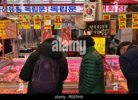 Séoul, Corée du Sud. 29 janvier, 2019. Les résidents de choisir une viande pour le prochain Nouvel An lunaire à Yeongcheon marché traditionnel à Séoul, Corée du Sud, le 29 janvier 2019. Connu sous le nom de Seollal, le Nouvel An lunaire est le premier jour du calendrier lunaire coréen. Cette année, le Seollal falls le 5 février. Les Coréens du Sud auront trois jours de vacances du 4 février, le Nouvel An. Credit : Wang Jingqiang/Xinhua/Alamy Live News Banque D'Images