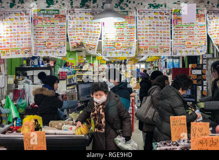 Séoul, Corée du Sud. 29 janvier, 2019. Les résidents locaux acheter des marchandises pour la nouvelle année lunaire à venir à Yeongcheon marché traditionnel à Séoul, Corée du Sud, le 29 janvier 2019. Connu sous le nom de Seollal, le Nouvel An lunaire est le premier jour du calendrier lunaire coréen. Cette année, le Seollal falls le 5 février. Les Coréens du Sud auront trois jours de vacances du 4 février, le Nouvel An. Credit : Wang Jingqiang/Xinhua/Alamy Live News Banque D'Images