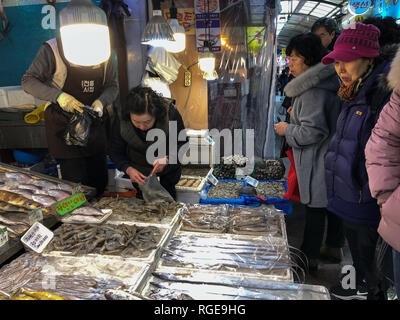 Séoul, Corée du Sud. 29 janvier, 2019. Les résidents locaux sélectionnez les fruits de mer pour le prochain Nouvel An lunaire à Yeongcheon marché traditionnel à Séoul, Corée du Sud, le 29 janvier 2019. Connu sous le nom de Seollal, le Nouvel An lunaire est le premier jour du calendrier lunaire coréen. Cette année, le Seollal falls le 5 février. Les Coréens du Sud auront trois jours de vacances du 4 février, le Nouvel An. Credit : Wang Jingqiang/Xinhua/Alamy Live News Banque D'Images