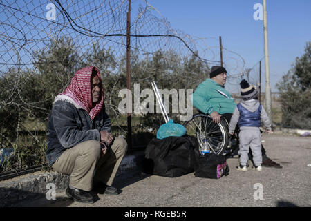 Gaza, Territoires palestiniens. 29 janvier, 2019. Les gens attendent avec leurs bagages à la frontière, comme l'autorité égyptienne a décidé de rouvrir la frontière de Rafah entre la bande de Gaza et l'Egypte pour les voyageurs à quitter et entrer dans Gaza après qu'il a été fermé au cours des dernières semaines en raison de désaccord politique entre le gouvernement égyptien et le gouvernement du Hamas de Gaza Crédit : Mohamed Talatene/dpa/Alamy Live News Banque D'Images