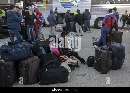 Gaza, Territoires palestiniens. 29 janvier, 2019. Une fille est assise sur ses bagages à la frontière, comme l'autorité égyptienne a décidé de rouvrir la frontière de Rafah entre la bande de Gaza et l'Egypte pour les voyageurs à quitter et entrer dans Gaza après qu'il a été fermé au cours des dernières semaines en raison de désaccord politique entre le gouvernement égyptien et le gouvernement du Hamas de Gaza Crédit : Mohamed Talatene/dpa/Alamy Live News Banque D'Images