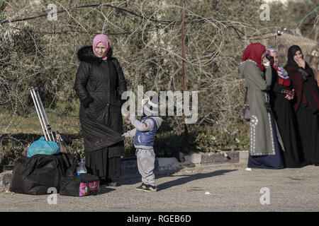 Gaza, Territoires palestiniens. 29 janvier, 2019. Les gens attendent avec leurs bagages à la frontière, comme l'autorité égyptienne a décidé de rouvrir la frontière de Rafah entre la bande de Gaza et l'Egypte pour les voyageurs à quitter et entrer dans Gaza après qu'il a été fermé au cours des dernières semaines en raison de désaccord politique entre le gouvernement égyptien et le gouvernement du Hamas de Gaza Crédit : Mohamed Talatene/dpa/Alamy Live News Banque D'Images