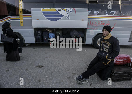 Gaza, Territoires palestiniens. 29 janvier, 2019. Les gens attendent avec leurs bagages à la frontière, comme l'autorité égyptienne a décidé de rouvrir la frontière de Rafah entre la bande de Gaza et l'Egypte pour les voyageurs à quitter et entrer dans Gaza après qu'il a été fermé au cours des dernières semaines en raison de désaccord politique entre le gouvernement égyptien et le gouvernement du Hamas de Gaza Crédit : Mohamed Talatene/dpa/Alamy Live News Banque D'Images