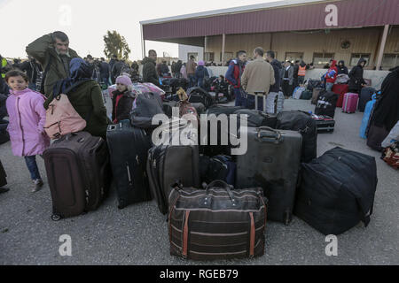 Gaza, Territoires palestiniens. 29 janvier, 2019. Les gens attendent avec leurs bagages à la frontière, comme l'autorité égyptienne a décidé de rouvrir la frontière de Rafah entre la bande de Gaza et l'Egypte pour les voyageurs à quitter et entrer dans Gaza après qu'il a été fermé au cours des dernières semaines en raison de désaccord politique entre le gouvernement égyptien et le gouvernement du Hamas de Gaza Crédit : Mohamed Talatene/dpa/Alamy Live News Banque D'Images