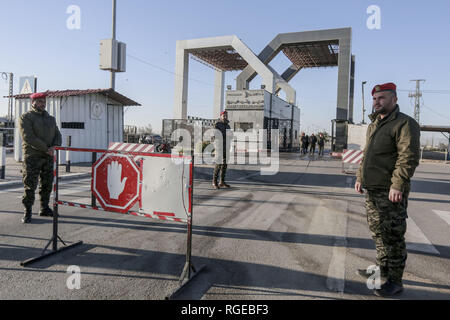 Gaza, Territoires palestiniens. 29 janvier, 2019. Les forces de sécurité palestiniennes de Gaza montent la garde à l'autre côté de frontière de Rafah, comme l'autorité égyptienne a décidé de rouvrir la frontière de Rafah entre la bande de Gaza et l'Egypte pour les voyageurs à quitter et entrer dans Gaza après qu'il a été fermé au cours des dernières semaines en raison de désaccord politique entre le gouvernement égyptien et le gouvernement du Hamas de Gaza Crédit : Mohamed Talatene/dpa/Alamy Live News Banque D'Images