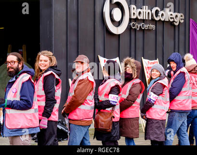 Baignoire College, Somerset, Royaume-Uni. 29 janvier 2019. Grève du personnel de l'ordre de bain pour mettre en évidence que les collèges d'enseignement ne sont pas financés par le gouvernement central et le fait qu'à l'échelle nationale FE enseignants ne sont pas payés et par rapport à d'autres professionnels de l'éducation dans les écoles et les universités. Les membres de l'UCU (university and college union) l'entrée de piquetage à Bath college. Ils tiennent des pancartes et portant des vestes hi viz montrant que le financement et les salaires réels ont chuté et la charge de travail a augmenté. Crédit : Mr Standfast/Alamy Live News Banque D'Images