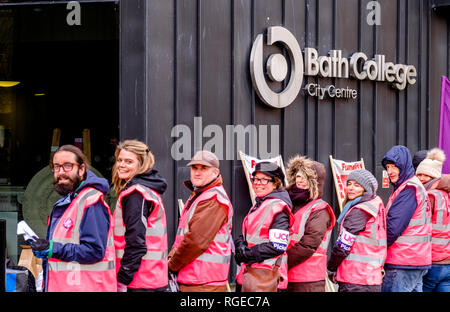 Baignoire College, Somerset, Royaume-Uni. 29 janvier 2019. Grève du personnel de l'ordre de bain pour mettre en évidence que les collèges d'enseignement ne sont pas financés par le gouvernement central et le fait qu'à l'échelle nationale FE enseignants ne sont pas payés et par rapport à d'autres professionnels de l'éducation dans les écoles et les universités. Les membres de l'UCU (university and college union) l'entrée de piquetage à Bath college. Ils tiennent des pancartes et portant des vestes hi viz montrant que le financement et les salaires réels ont chuté et la charge de travail a augmenté. Crédit : Mr Standfast/Alamy Live News Banque D'Images