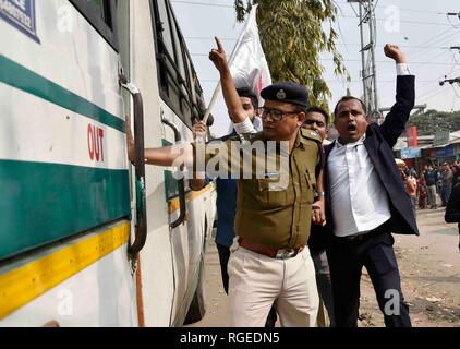 Guwahati, Assam, Inde. Le 29 janvier 2019. Tous les Assam Students' Union (AASU) bloc National Highway 37 militants près de Basistha lors d'une protestation contre la récente attaque contre les membres à Ghagrapar AASU, Nalbari alléguée par les militants du BJP, à Guwahati, Assam, le mardi, Janvier 29, 2019. Crédit : David Talukdar/Alamy Live News Banque D'Images