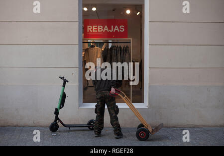 11 janvier 2019 - Malaga, Espagne - un travailleur est considéré l'observation d'une scooter électrique sur la rue. Le général espagnol demande Gestion du trafic à partir de maintenant un permis de conduire pour les scooters électriques et une assurance parmi d'autres mesures, selon un nouveau décret du gouvernement espagnol. Au cours des derniers mois a été passé plus d'accidents à l'aide de scooters électriques et un décès l'année dernière. Le gouvernement pense comme ceci pour réglementer l'utilisation de ce transport et améliorer la sécurité. (Crédit Image : © Jésus Merida/SOPA des images à l'aide de Zuma sur le fil) Banque D'Images