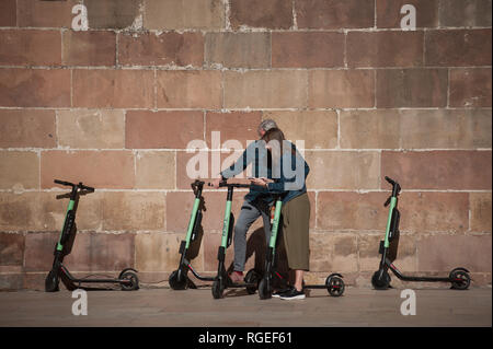 21 janvier 2019 - Malaga, Espagne - Les touristes sont vus en utilisant gratuitement les scooters électriques tels qu'ils sont garés dans la rue. Le général espagnol demande Gestion du trafic à partir de maintenant un permis de conduire pour les scooters électriques et une assurance parmi d'autres mesures, selon un nouveau décret du gouvernement espagnol. Au cours des derniers mois a été passé plus d'accidents à l'aide de scooters électriques et un décès l'année dernière. Le gouvernement pense comme ceci pour réglementer l'utilisation de ce transport et améliorer la sécurité. (Crédit Image : © Jésus Merida/SOPA des images à l'aide de Zuma sur le fil) Banque D'Images