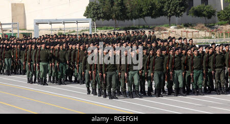 Jéricho. 29 janvier, 2019. Des étudiants palestiniens prennent part à une cérémonie de remise des diplômes à l'Université Al-Istiqlal dans la ville de Cisjordanie à Jéricho, le 29 janvier 2019. Un total de 446 membres du personnel de sécurité est diplômé de l'université. Credit : Nidal Eshtayeh/Xinhua/Alamy Live News Banque D'Images