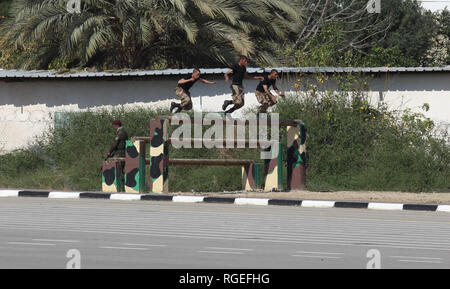 Jéricho. 29 janvier, 2019. Des étudiants palestiniens prennent part à une cérémonie de remise des diplômes à l'Université Al-Istiqlal dans la ville de Cisjordanie à Jéricho, le 29 janvier 2019. Un total de 446 membres du personnel de sécurité est diplômé de l'université. Credit : Nidal Eshtayeh/Xinhua/Alamy Live News Banque D'Images