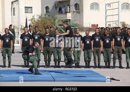 Jéricho. 29 janvier, 2019. Des étudiants palestiniens prennent part à une cérémonie de remise des diplômes à l'Université Al-Istiqlal dans la ville de Cisjordanie à Jéricho, le 29 janvier 2019. Un total de 446 membres du personnel de sécurité est diplômé de l'université. Credit : Nidal Eshtayeh/Xinhua/Alamy Live News Banque D'Images