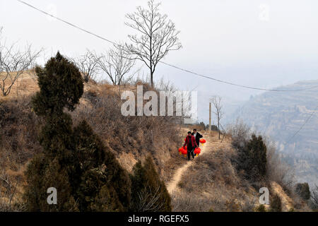 (190129) -- WENXI COUNTY, le 29 janvier 2019 (Xinhua) -- Les résidants apportent des lampions rouges à la "Maison du bonheur" de lutte contre la pauvreté, le peuplement en Zhangcailing Village de No.296 Township, comté de Wenxi, au nord la province de Shanxi, janv. 27, 2019. Depuis des générations, les résidents de l'Zhangcailing de justesse un village vivant à la suite de l'isolement géographique, la faiblesse des infrastructures et le manque d'appuyer les industries. Pour aider les villageois à sortir de la pauvreté, le gouvernement a augmenté son soutien financier encourageant l'agriculture et l'élevage adapté aux conditions locales. Par la plantation de poivre de Sichuan, un sp Banque D'Images