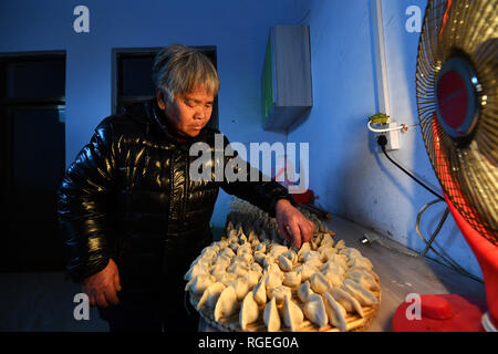 (190129) -- WENXI COUNTY, le 29 janvier 2019 (Xinhua) -- Gaijiao Bai, un résident de la "Maison du bonheur" de réduction de la pauvreté, l'établissement organise de boulettes en Zhangcailing Village de No.296 Township, comté de Wenxi, au nord la province de Shanxi, le 28 janvier 2019. Depuis des générations, les résidents de l'Zhangcailing de justesse un village vivant à la suite de l'isolement géographique, la faiblesse des infrastructures et le manque d'appuyer les industries. Pour aider les villageois à sortir de la pauvreté, le gouvernement a augmenté son soutien financier encourageant l'agriculture et l'élevage adapté aux conditions locales. Par p Banque D'Images