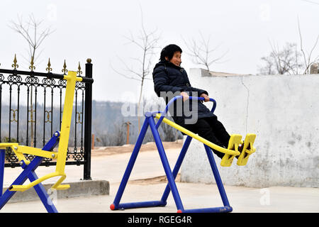 (190129) -- WENXI COUNTY, le 29 janvier 2019 (Xinhua) -- Wang Duowen, un résident de la "Maison du bonheur" de lutte contre la pauvreté, la colonisation, l'exercice physique n'en Zhangcailing Village de No.296 Township, comté de Wenxi, au nord la province de Shanxi, janv. 27, 2019. Depuis des générations, les résidents de l'Zhangcailing de justesse un village vivant à la suite de l'isolement géographique, la faiblesse des infrastructures et le manque d'appuyer les industries. Pour aider les villageois à sortir de la pauvreté, le gouvernement a augmenté son soutien financier encourageant l'agriculture et l'élevage adapté aux conditions locales. Par la plantation de S Banque D'Images