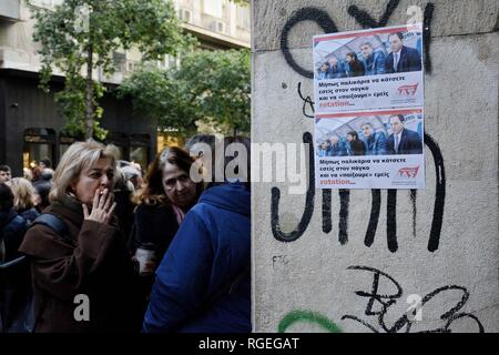 Athènes, Grèce. 28 janvier, 2019. Les plaques-étiquettes visibles à l'extérieur du ministère des Finances pendant la démonstration.Les fonctionnaires du fisc ont protesté en disant que le gouvernement se déplace sur les plantes d'employés, complète elastification des relations de travail, l'introduction de contrats individuels à côté du ministère des finances. Credit : Giorgos Zachos SOPA/Images/ZUMA/Alamy Fil Live News Banque D'Images