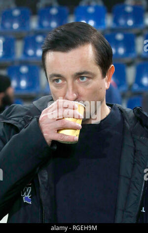 Magdeburg, Allemagne. 29 janvier, 2019. Soccer : 2ème Bundesliga, 19e journée, 1er FC Magdeburg - FC Erzgebirge Aue dans la MDCC-Arena. L'entraîneur Daniel Meyer Aue est sur le terrain avant le match commence. Credit : Joachim Sielski/dpa-Zentralbild/DPA - NOTE IMPORTANTE : en conformité avec les exigences de la DFL Deutsche Fußball Liga ou la DFB Deutscher Fußball-Bund, il est interdit d'utiliser ou avoir utilisé des photographies prises dans le stade et/ou la correspondance dans la séquence sous forme d'images et/ou vidéo-comme des séquences de photos./dpa/Alamy Live News Banque D'Images